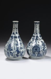 Um par de vasos de garrafa azuis e brancos chineses "kraak porselein", período Wanli, 1573-1619 de Unbekannt