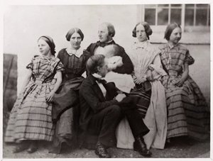 Alexander Parkes, inventor e químico inglês, com sua família, c 1870 de Unbekannt