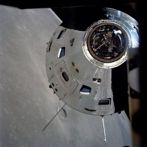 Módulos de comando/serviço da Apollo 17 fotografados a partir do módulo lunar em órbita de Unbekannt