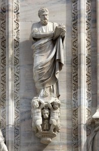 Arquitetura: estátua de São Marcos de Donato Carabelli (1811). Detalhe da fachada da Catedral (cúpula ou duomo) de Milão Itália de Unbekannt