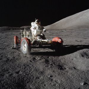 O astronauta Eugene Cernan conduz o Lunar Roving Vehicle durante o primeiro EVA de Unbekannt