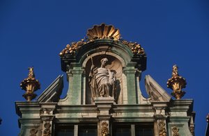Bélgica, Bruxelas, Grand Place, detalhe arquitectónico de Benjamin Baud