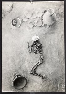 Grupo de enterramento em cemitério no Sítio H, Fossa Oriental, Escavações Harappa, Mohenjo-Daro (foto a p/b) de Unbekannter Künstler