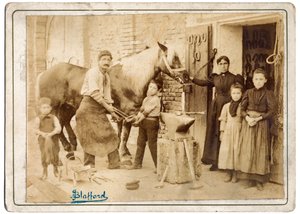 Cestieri, die Werkstatt des Hufschmieds fiel oft mit seiner Wohnung zusammen und Tiere wurden in die Werkstatt gebracht, um Eisen zu wechseln oder an den Füßen gepflegt zu werden