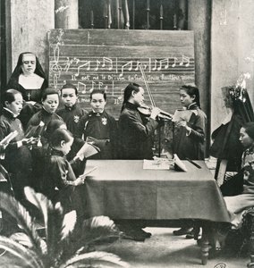 Prática da Carol em uma missão francesa na China, início do século XX (foto a p/b) de Unbekannt