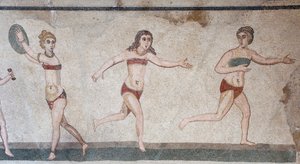 Câmara das Dez Moças ou o mosaico das "Bikini Girls". Vista geral sobre o painel superior: peso, lançamento de discos e corrida. Século III - IV. Villa Romana do Casale, Sicília. Site da UNESCO. de William M. Timlin