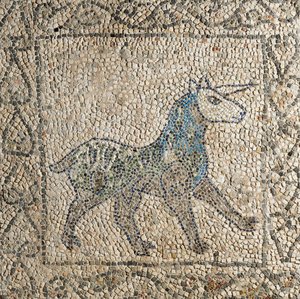 Igreja de São João Evangelista, Quarta Cruzada, Fragmentos de chão de mosaico representando unicórnio, Ravenna, Emilia-Romagna, Itália de Benjamin Baud