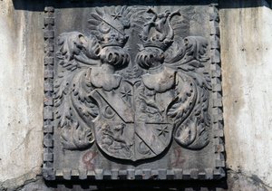 Brasão na porta de madeira de casa em Lavis, Trento, Trentino-Alto Adige, Itália de Benjamin Baud