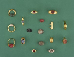 Coleção de jóias romanas, etruscas e helenísticas, incluindo um anel de escaravelho fenício, um camafeu, porta-amuletos e uma ágata intaglio, desde o século VI a.C. até o IV d.C. de Unbekannt