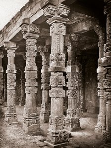 Colunata da Mesquita de Quwwat-ul-Islam no complexo Qutb Minar, Deli de Unbekannter Künstler