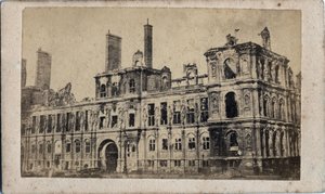 Commune de Paris (1871): vista da Prefeitura após o incêndio de maio de 1871. Fotografia anónima. Impressão em papelão Dim. 10x7 cm de Unbekannt