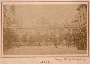 Commune de Paris (1871): vista do Palais de Justice em Paris após seu incêndio em maio de 1871. Fotografia de Pierre Pepetit. Impressão em papelão, Dim. 9x5,4 cm de Unbekannt