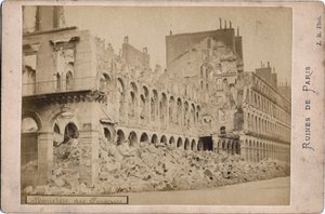Commune de Paris: vista das ruínas do Ministério das Finanças em Paris, em maio de 1871. Fotografia J.R. Dim. 16,3X10,8 cm de Unbekannt