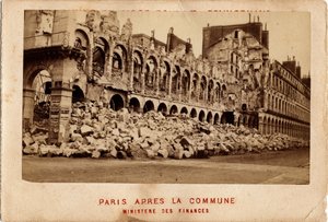 Comuna de Paris (1871) vista do Ministério das Finanças detruir. Fotografia. Impressão em papelão Dim. 10,4x6,9 cm de Unbekannt