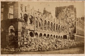 Comuna de Paris (1871): vista do Ministério das Finanças após o incêndio de maio de 1871. Fotografia. Impressão em papelão Dim. 10x6,9 cm de Unbekannt