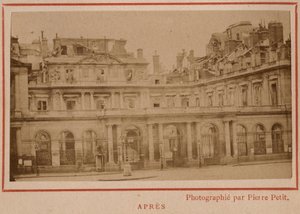 Comuna de Paris (1871): vista do Palais-Royal (Palais Royal) em Paris após o incêndio de maio de 1871. Fotografia de Pierre Pepetit. Impressão em papelão, Dim. 9x5,4 cm de Unbekannt