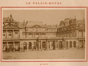 Comuna de Paris (1871): vista do Palais-Royal (Palais Royal) em Paris antes do incêndio de maio de 1871. Fotografia de Pierre Pepetit. Impressão em papelão, Dim. 9x5,4 cm de Unbekannt