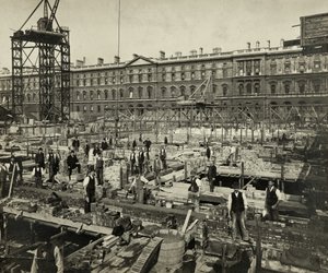 Construção dos Escritórios do Novo Governo, Great George Street, Westminster, Londres, 24 de Setembro de 1902, Reino Unido (foto a p/b) de Unbekannter Künstler