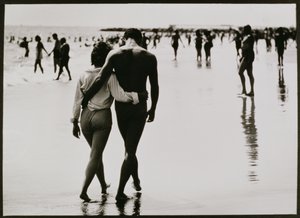 Casal a caminhar na água em Coney Island, Nova Iorque, Sem título 46, c.1953-64 (fotografia a preto e branco) de Unbekannter Künstler