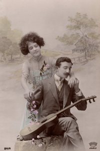 Casal com flores e guitarra espanhola, França, c.1910 (cartão postal) de Unbekannter Künstler