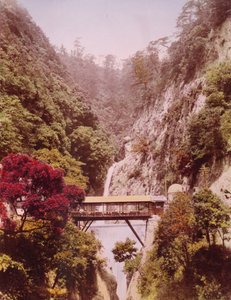 Ponte coberta em um desfiladeiro íngreme, com cachoeiras no fundo, Japão, c.1890-1910 de Unbekannt