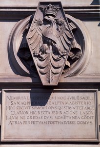 Crest on Wawel Royal Castle, em Cracóvia. Polónia de Benjamin Baud