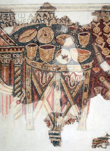 Detalhe de um piso em mosaico representando a Mesa de Oferta com copos, taças e pães da sinagoga samaritana em El-Khirbe, Cisjordânia, século IV d.C. (mosaico) de Unbekannt