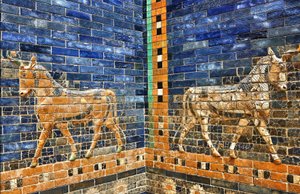 Detalhe da reconstrução da Porta de Ishtar dos anos 30, concluída com tijolos originais de c.575 a.C., Museu Pergamon, Berlim, Alemanha (foto) de Unbekannter Künstler