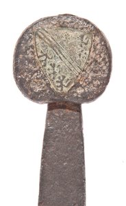 Detalhe, espada larga do final da Idade Média com lâmina Viking anterior e rolamentos de armas da família De Bohun de Unbekannt