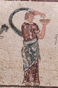 Detalhe do Triunfo de Dionísio - Retorno do deus de uma expedição militar à Índia - Um Baccante segurando uma tigela de libação - Mosaicos Paphos, Casa de Dionísio, Fim do Século II d.C. - Chipre - O triunfo de Dionísio - Longo mosaico retratando o tri de William M. Timlin