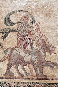 Detalhe do Triunfo de Dionísio - Retorno do deus de uma expedição militar à Índia - Silenus segurando as rédeas dos Panteras - Mosaicos Paphos, Casa de Dionísio, Fim do Século II d.C. - Chipre - O triunfo de Dionísio - Retomada de um longo mosaico de William M. Timlin