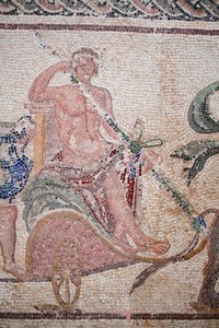 Detalhe do Triunfo de Dionysos - Regresso do deus de uma expedição militar à Índia - Dionysos sentado numa carruagem desenhada por duas panteras - Mosaicos Paphos, Casa de Dionysos, Fim do Século II d.C. - Fim do Século II d.C. -Chipre - O triunfo de William M. Timlin