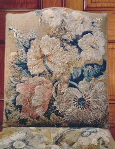 Detalhe de uma capa trabalhada por Jane Allgood, flores de tamanho grande e curto em pontos longos e curtos em crewels e chenille de seda, fundo dourado velho em ponto de tenda de Unbekannt