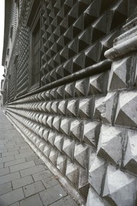 Detalhe da fachada do Palazzo dei Diamanti, Ferrara, Itália (foto) de Benjamin Baud