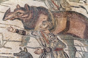 Detalhe do grande mosaico de caça. Um rinoceronte está sendo conduzido em um barco para ser transportado até o porto mais próximo. Século III - IV. Vila Romana do Casale, Sicília. Site da UNESCO. de William M. Timlin