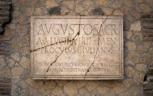 Epígrafe sobre mármore, Augustales College, sítio arqueológico de Herculaneum (Lista do Patrimônio Mundial da Unesco de Benjamin Baud