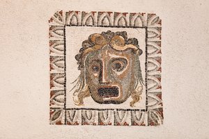 Mosaico de chão datado do século I a.C. representando uma máscara de Dionísio, de uma villa romana perto de Ruffinella em Roma, museu nacional de Roma (museo nazionale romano), Roma, Itália de Unbekannter Künstler