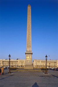 França, Paris, Obelisco de Luxor na Place de la Concorde, obelisco egípcio sobre o edifício coberto de gravuras hieroglíficas douradas. de Unbekannt