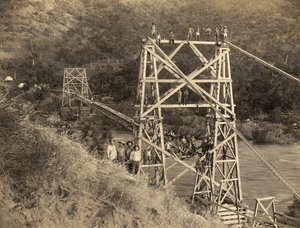 Fresno, Califórnia: 1890 Esta fotografia de C.C. Curtis mostra a ponte Smith e Moore sobre o rio Kings, que faz parte da calha construída por Hiram T. Smith e Austin D.Moore, para transportar madeira para o fundo das Serras para a sua empresa, a Kings Rive de Unbekannt