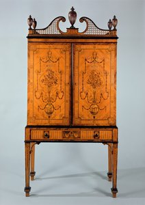 Armário George III Craven, em madeira de cetim e marchetaria, em stand de Unbekannt