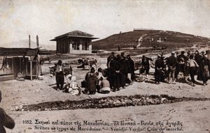 Grécia, Macedoine, Giannitsa (Yannitsa): marcha em Yenidje Vardar (Yenidje-Varvar) - Cartão Postal 1914-1918 de William M. Timlin