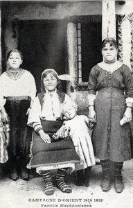Grécia, Macedoine: retrato de uma família macedónia - Postcard 1914-1918 de William M. Timlin