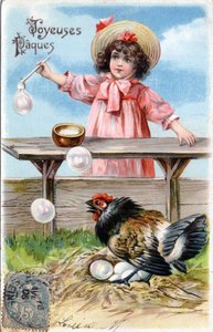 Cartão de Boas Festas da Páscoa: uma galinha que cobre os ovos olha curiosamente para as bolhas de sabão feitas por uma menina - Cartão Postal de 1900-1909 de Unbekannt