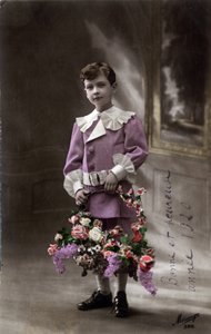 Feliz Cartão de Boas Festas de Ano Novo: Uma criança com um cesto de flores - Cartão Postal datado de 1920 de Unbekannt