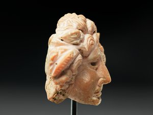 Cabeça da Medusa, de Bactria ou Gandhara, século II-1 a.C. (coral rosa) de Unbekannt