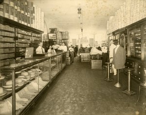 Interior da John Sewell & Co. Shoe Store at 304-6 12th Avenue (Flagler Street), c.1910 (foto a p/b) de Unbekannt
