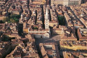 Itália, Emilia Romagna, Modena, vista aérea da cidade com catedral de Benjamin Baud