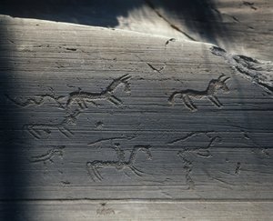Itália, Lombardia, vale de Camonica, petróglifos sobre rocha de Benjamin Baud