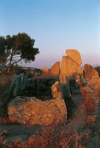 Itália, Sardenha, Arzachena, província de Olbia-Tempio, túmulo de Li Longhi Giants, vista traseira
