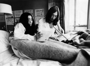 John Lennon e Yoko Ono no Hotel Hilton em Amsterdã, 25 de março de 1969 (foto a p/b) de Unbekannt